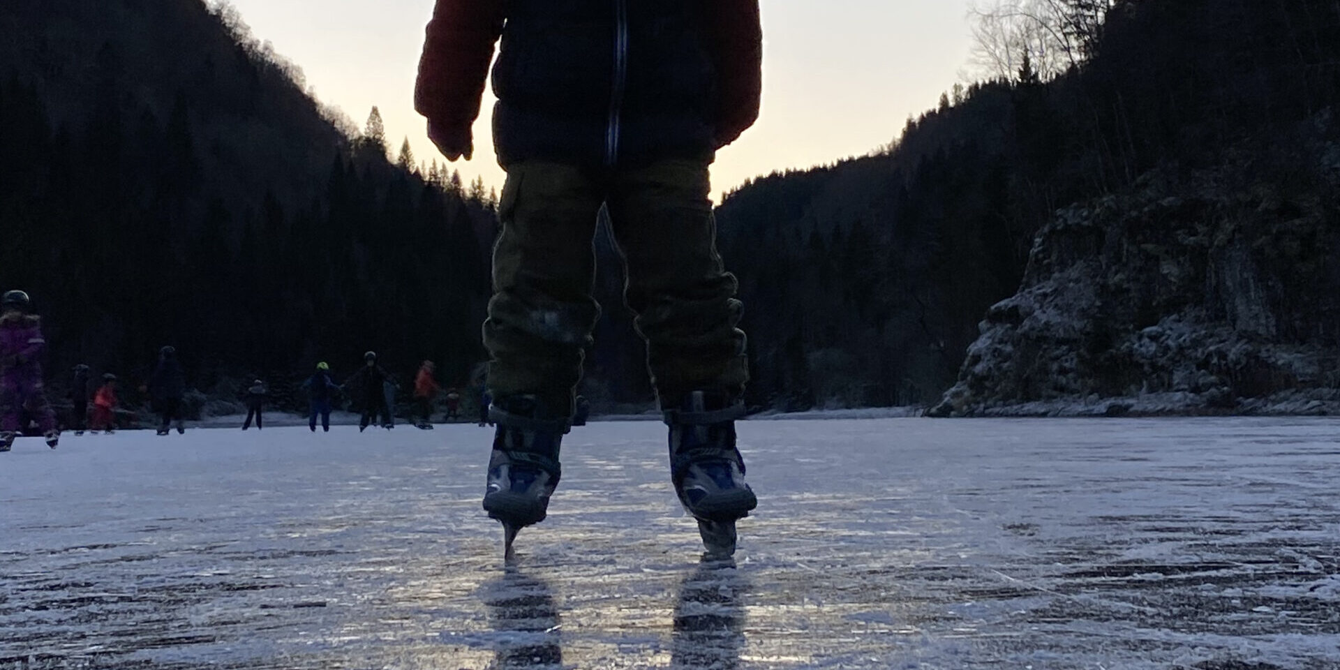 Bilete av born på skøyter